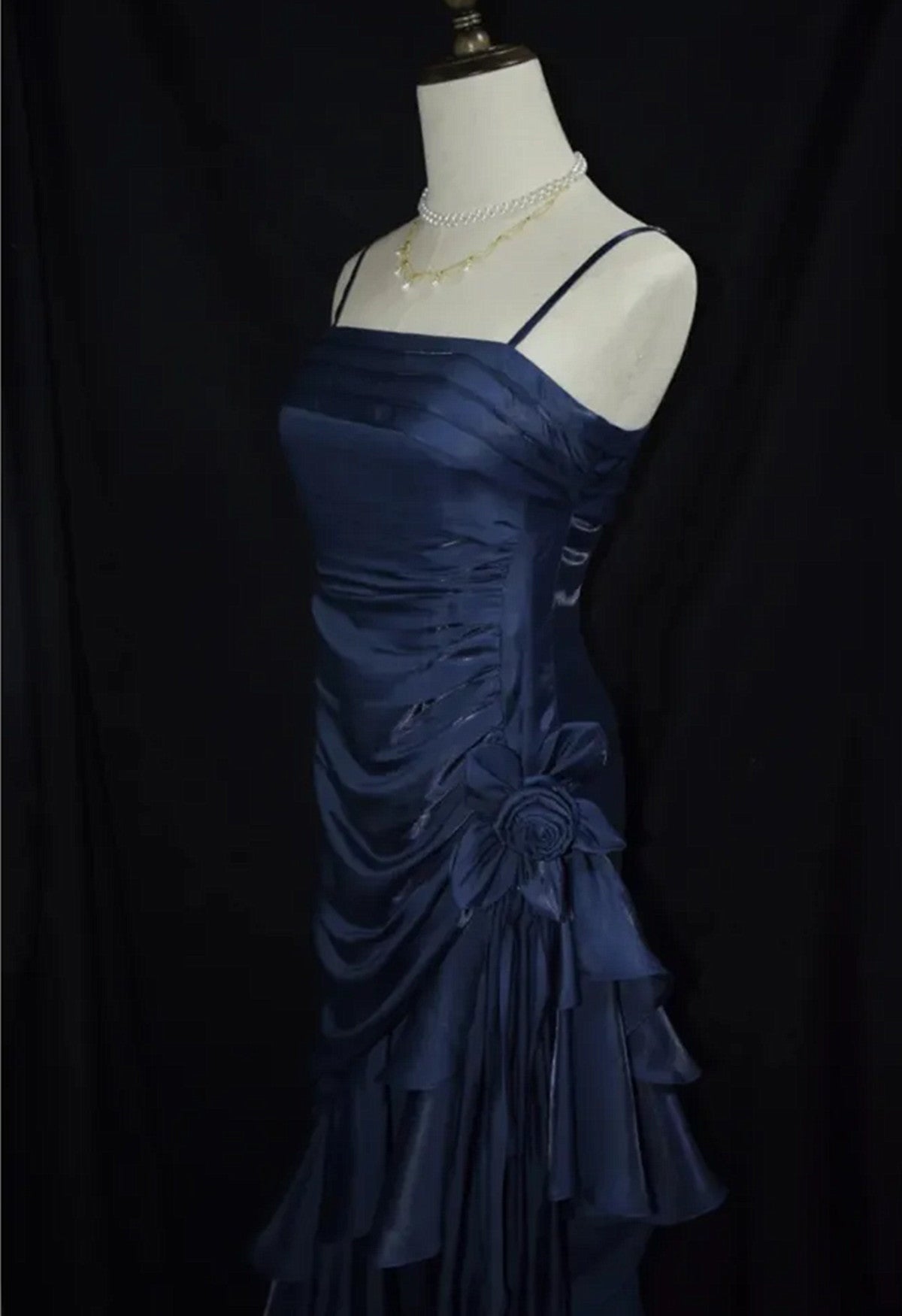 Vestido de fiesta elegante de satén con tirantes altos y bajos en azul marino 