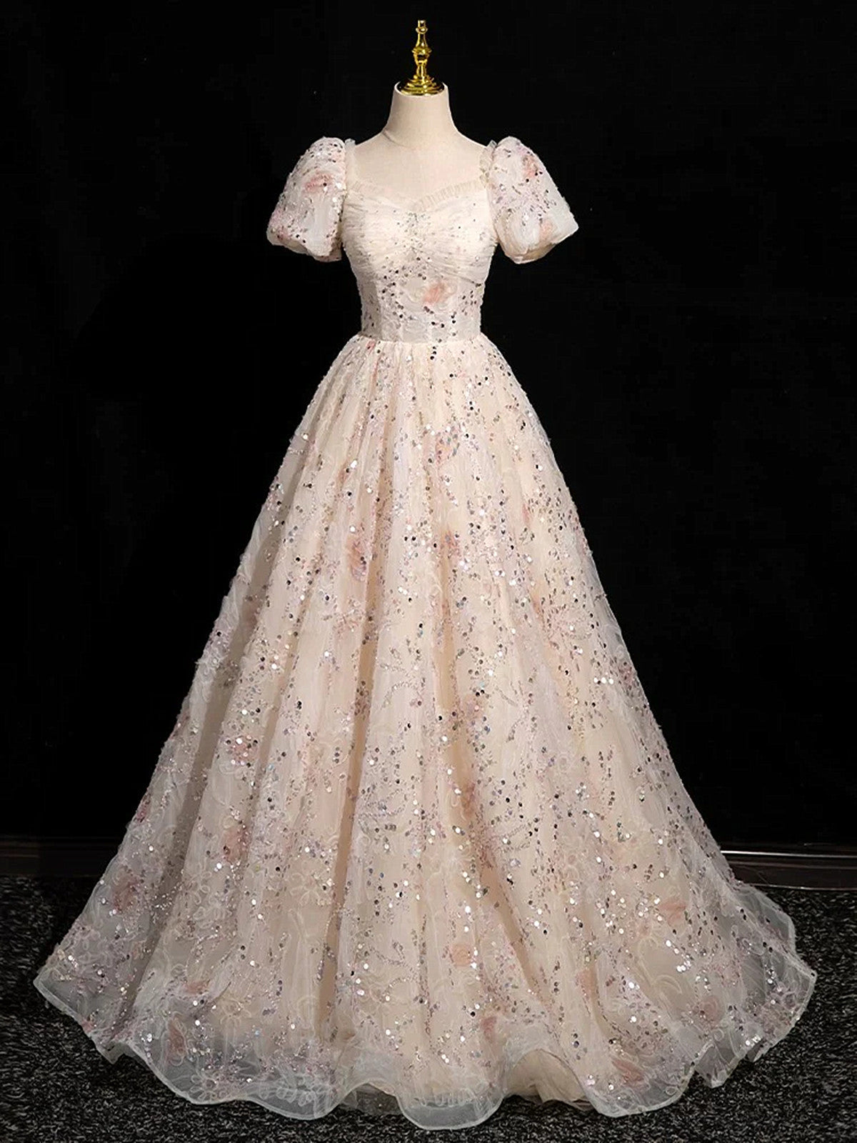 Precioso vestido de fiesta de escote corazón color champán con mangas cortas 