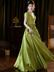 Vestido de fiesta sencillo de satén verde con mangas cortas y corte en A 