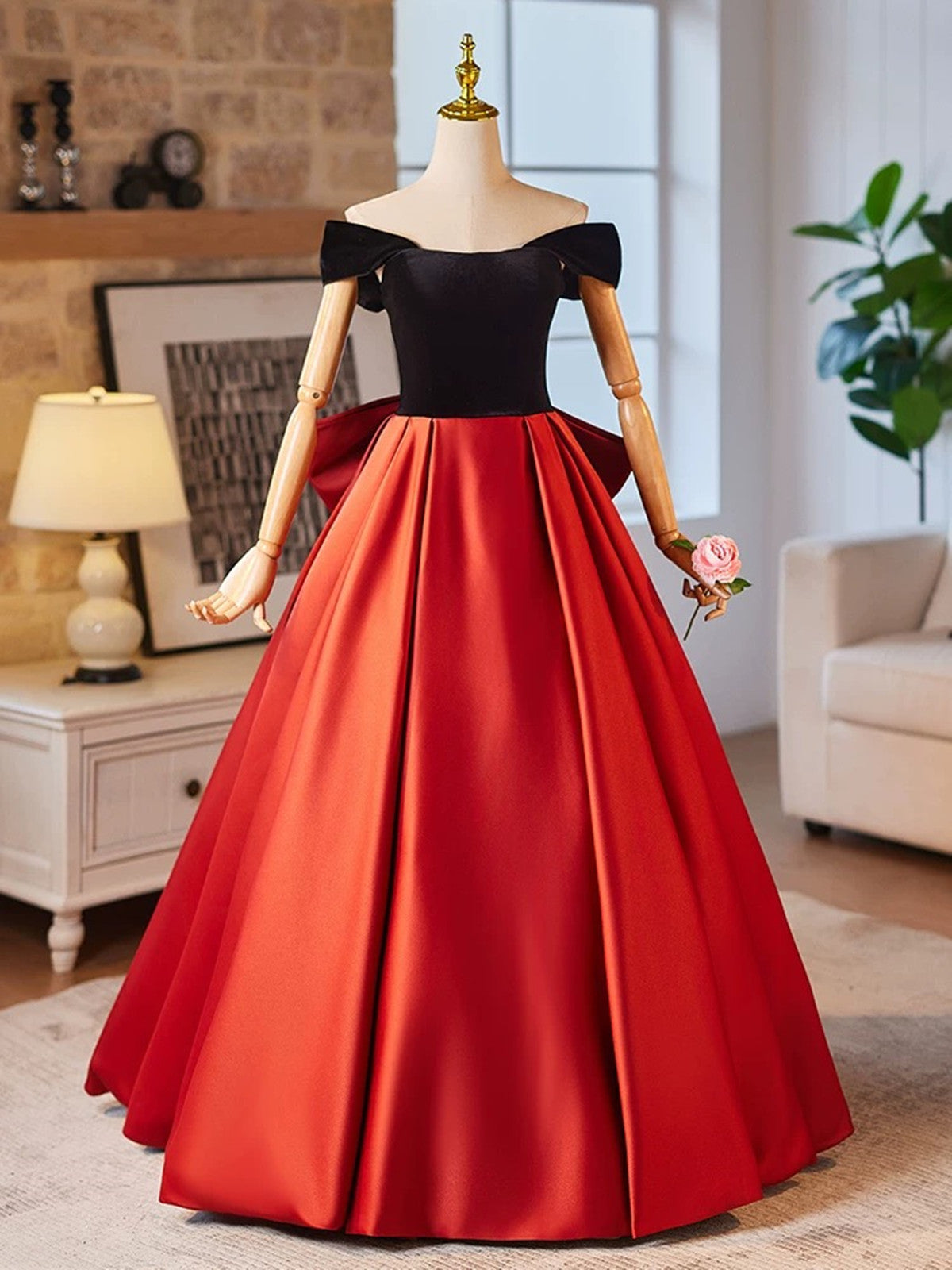 Vestido de fiesta de satén con hombros descubiertos en rojo y negro 