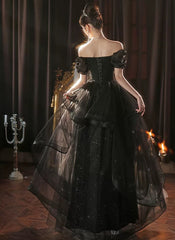 Vestido formal largo negro de tul con mangas cortas y capas en forma de A 