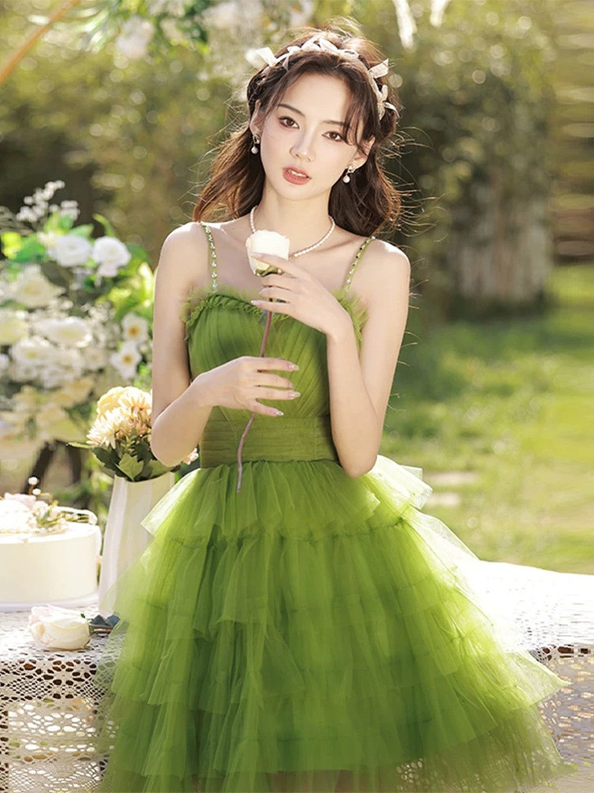 Vestido de fiesta con capas hasta la rodilla y tirantes de tul verde 