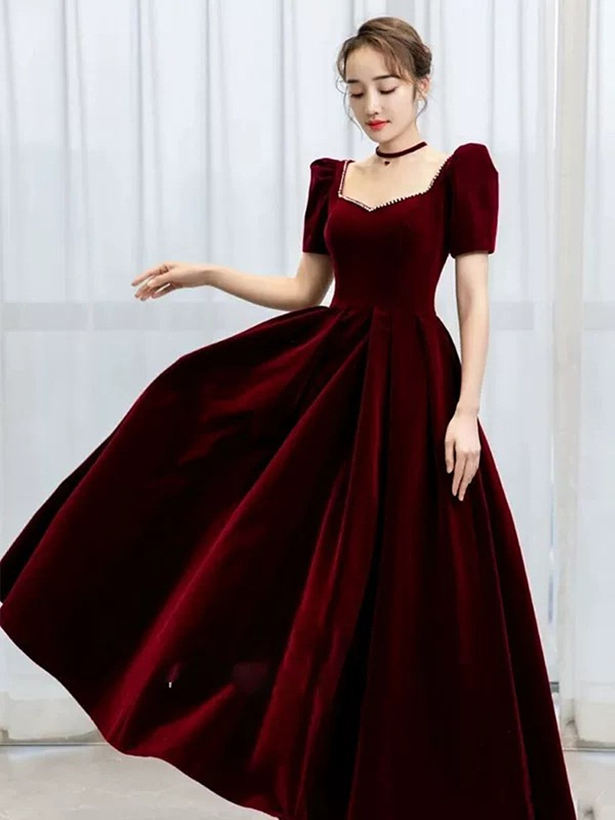 Vestido de fiesta de terciopelo rojo vino con mangas cortas y cuentas 