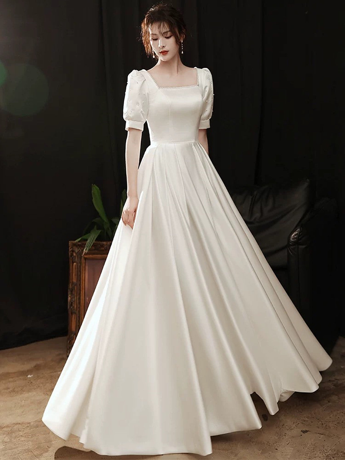 Vestido de fiesta de boda de satén blanco con mangas cortas y corte en A 