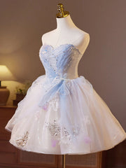Lindo vestido de fiesta corto de tul con escote en forma de corazón y hombros descubiertos 