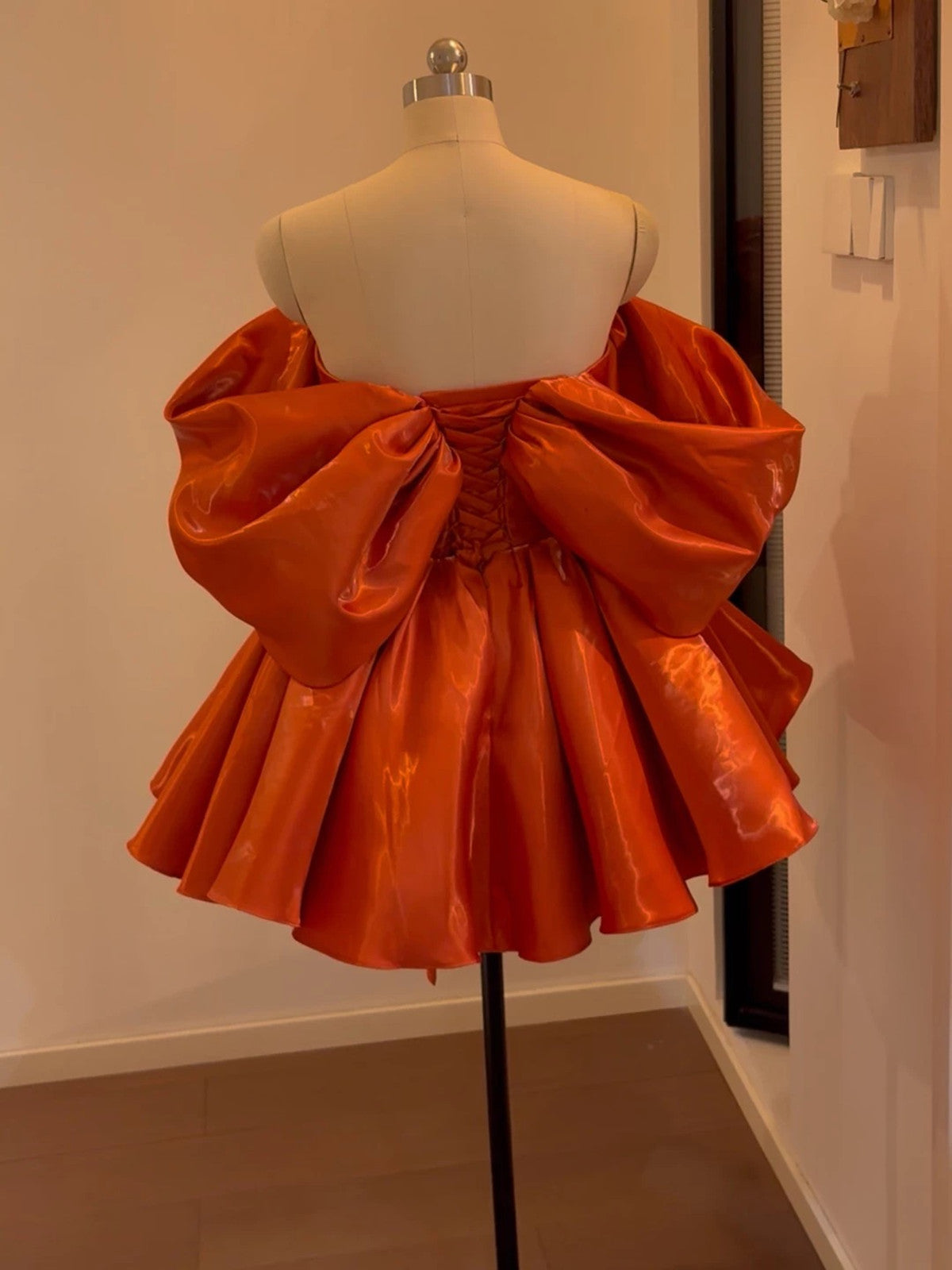 Vestido de fiesta de satén naranja hasta la rodilla con escote en forma de corazón 