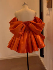 Vestido de fiesta de satén naranja hasta la rodilla con escote en forma de corazón 