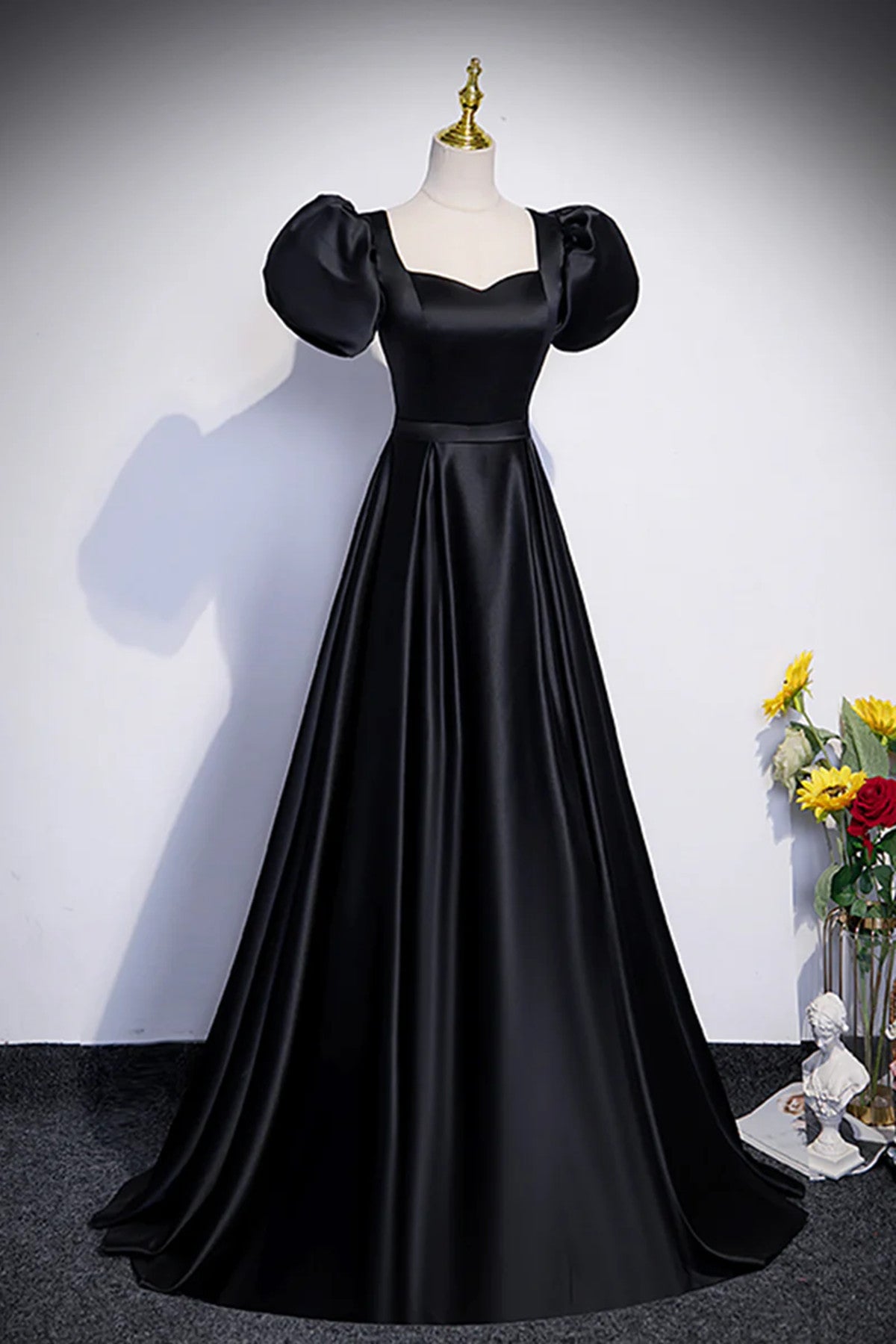 Vestido de fiesta negro de satén con hombros descubiertos y corte en A 