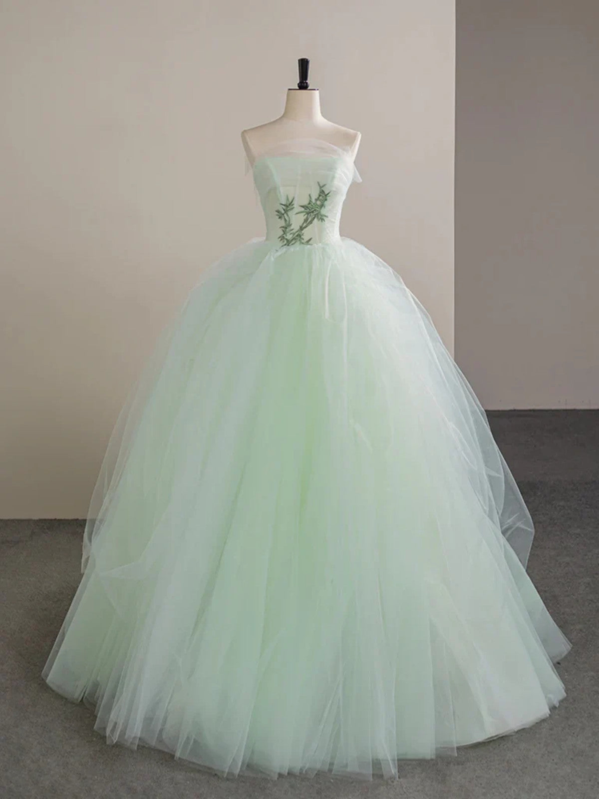 Vestido de fiesta de tul verde claro con encaje y escote redondo 
