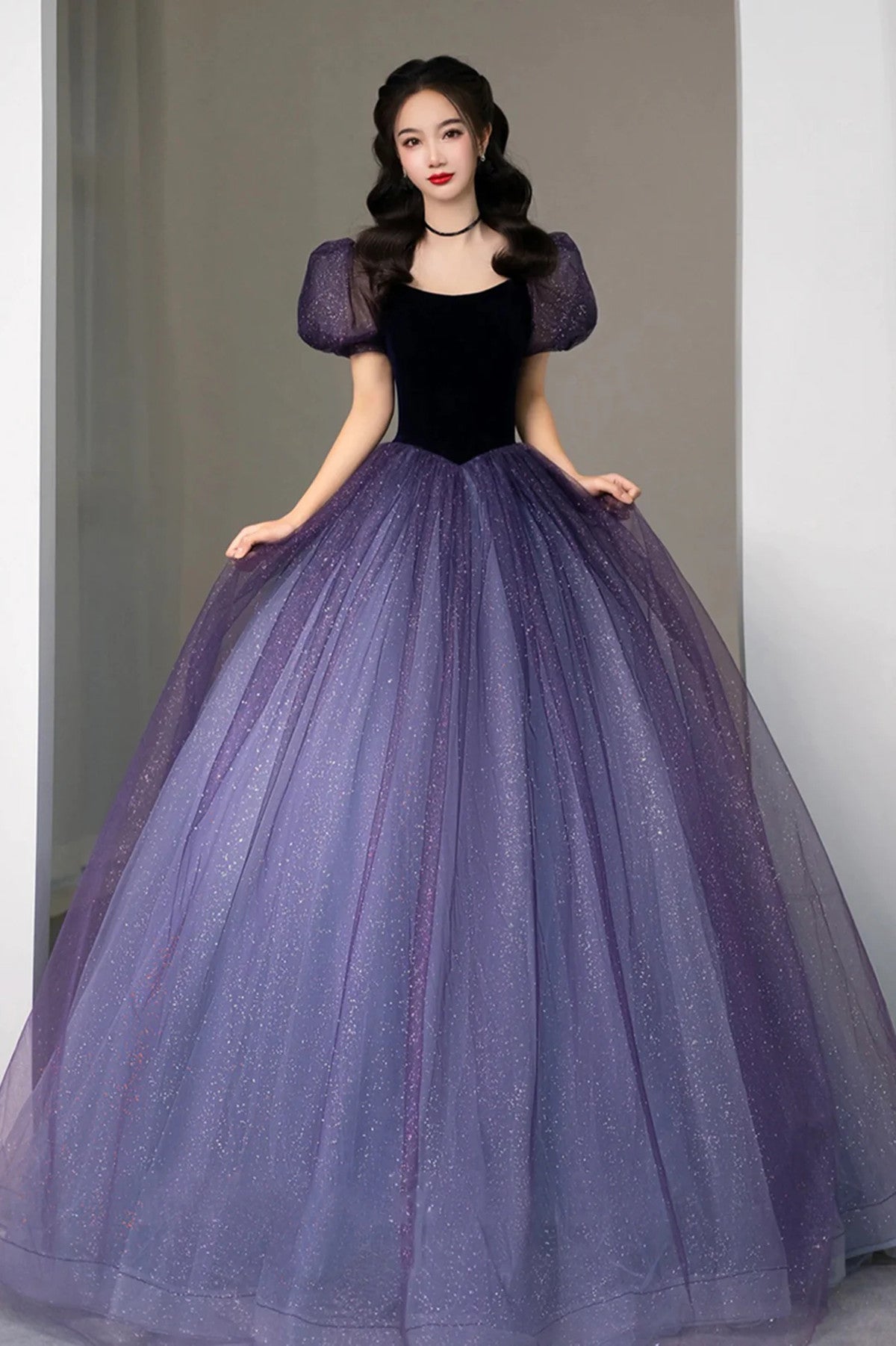 Vestido de fiesta largo de tul morado con mangas cortas y corte A 