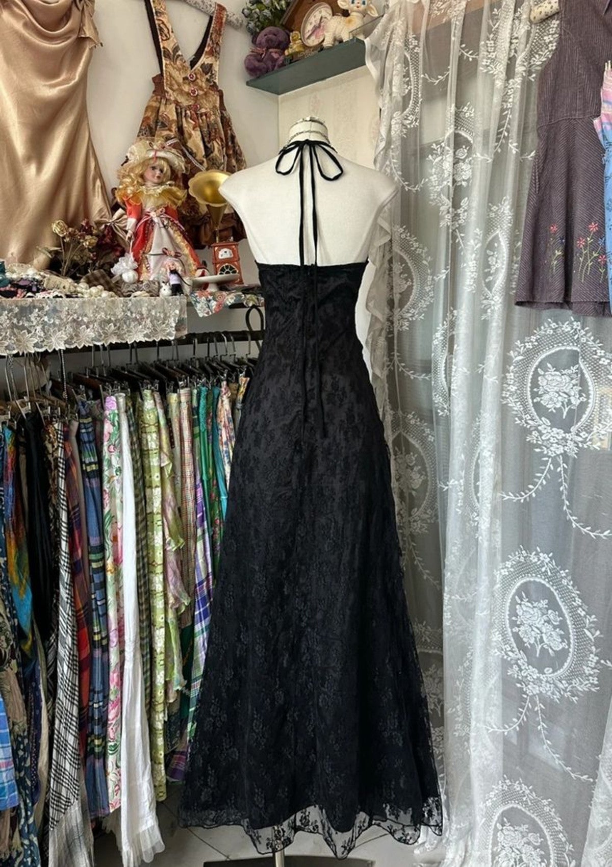 Lindo vestido de fiesta de encaje negro con escote en V y corte A 