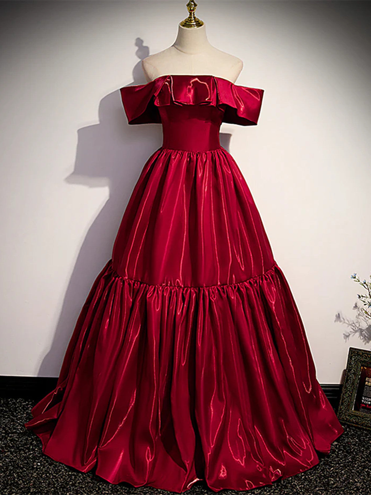 Vestido de fiesta de satén rojo vino con hombros descubiertos y corte A 