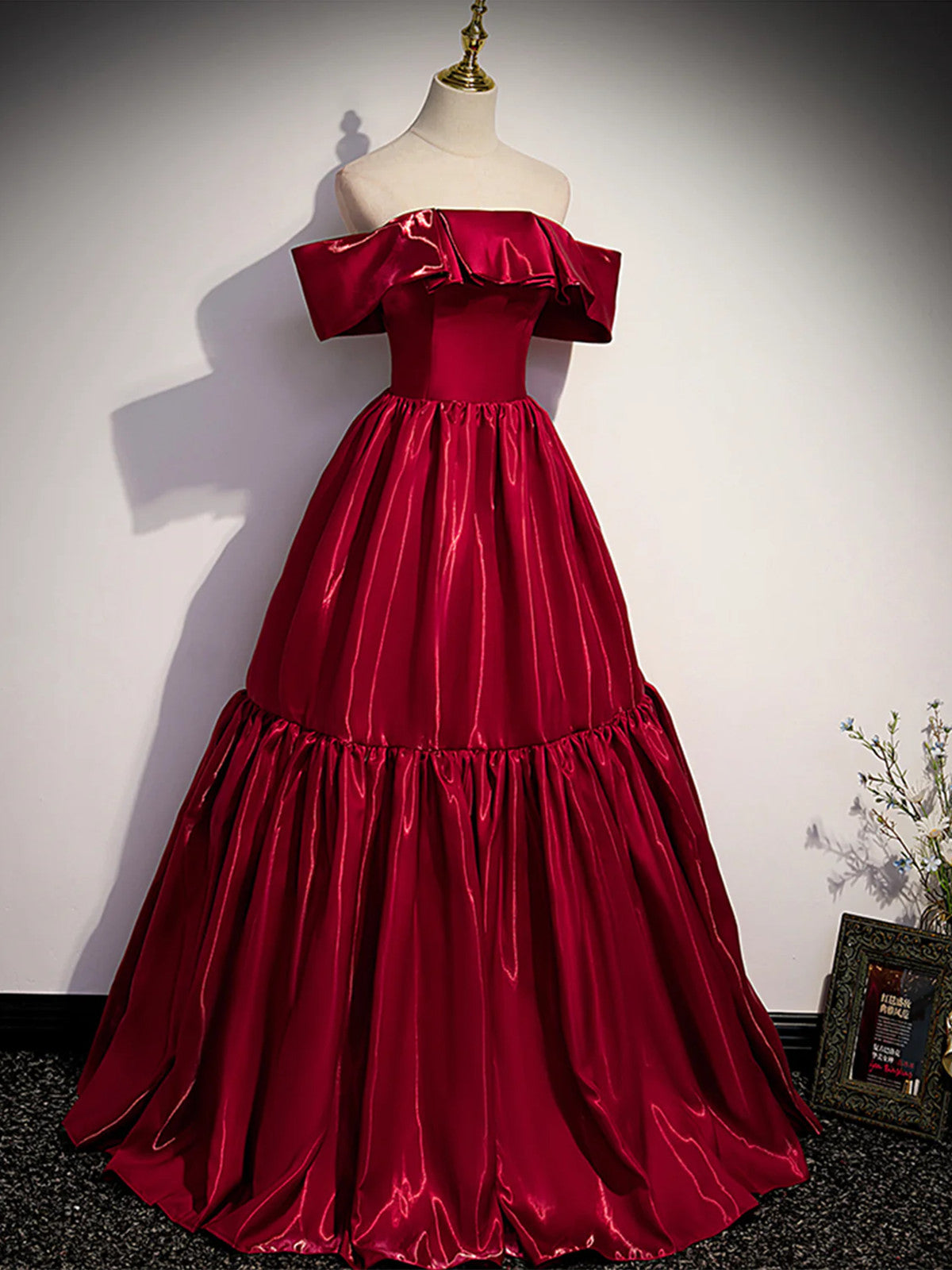 Vestido de fiesta de satén rojo vino con hombros descubiertos y corte A 