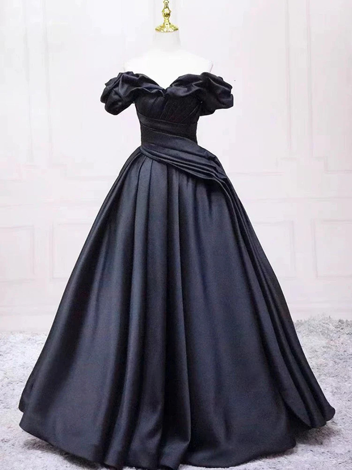 Vestido de fiesta largo de satén negro con escote en forma de corazón y hombros descubiertos 