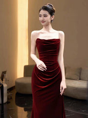 Vestido largo de fiesta con tirantes de terciopelo estilo sirena color rojo vino 