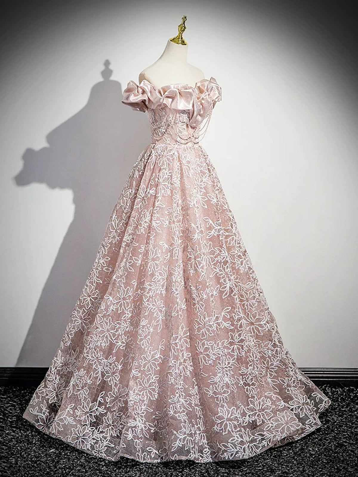Vestido de fiesta largo de encaje rosa con hombros descubiertos y corte A 