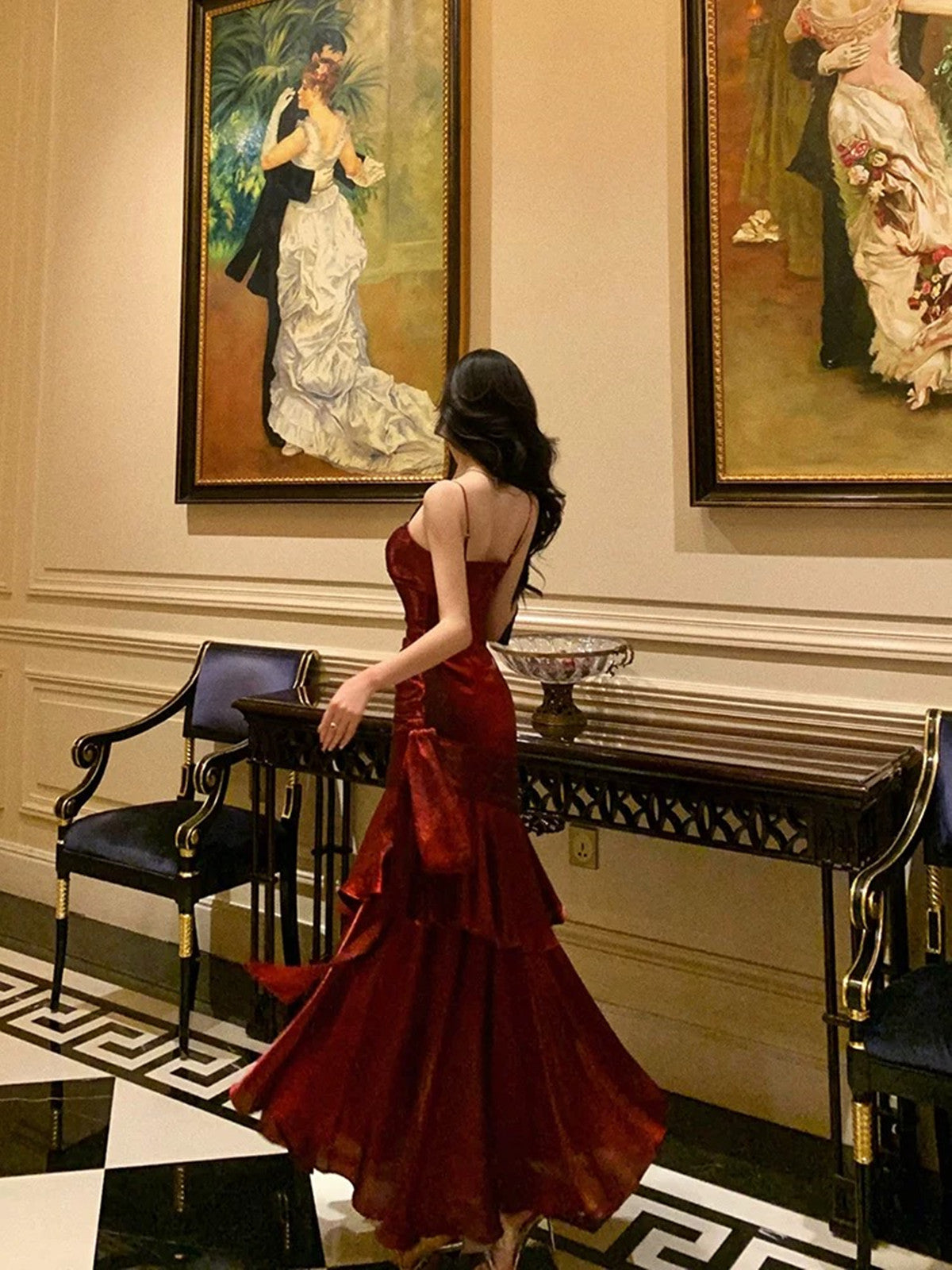 Vestido de fiesta elegante de satén con tirantes de sirena en color rojo vino 