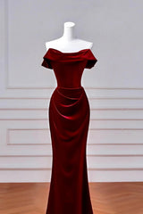 Vestido de noche de sirena con hombros descubiertos en terciopelo rojo vino 