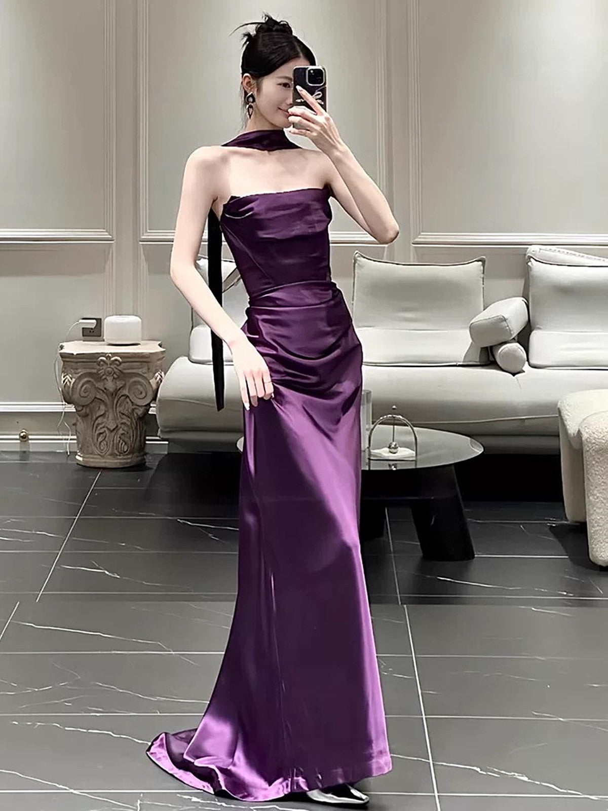 Vestido de fiesta largo sin tirantes de satén suave morado 