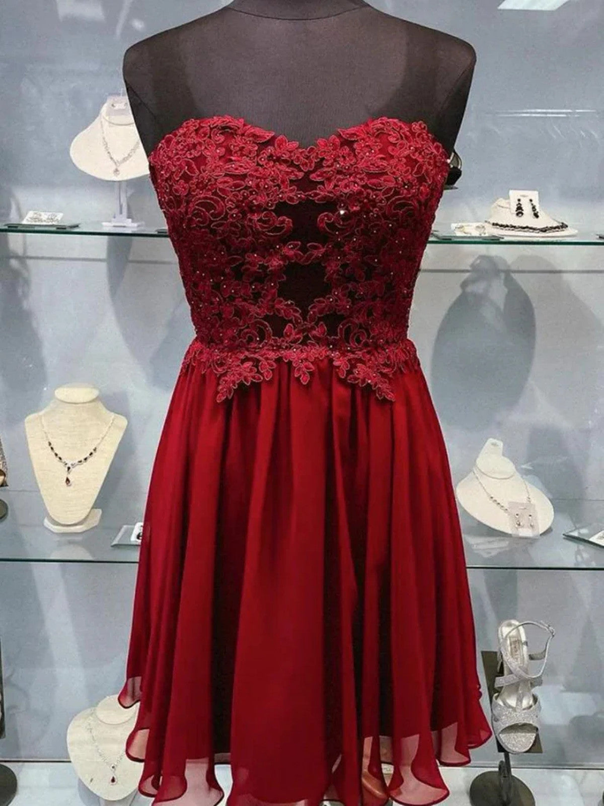 Vestido de fiesta hasta la rodilla de gasa color rojo vino con apliques de encaje 