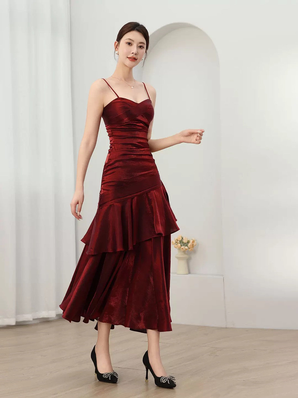 Vestido de noche largo con tirantes de sirena color rojo vino. 