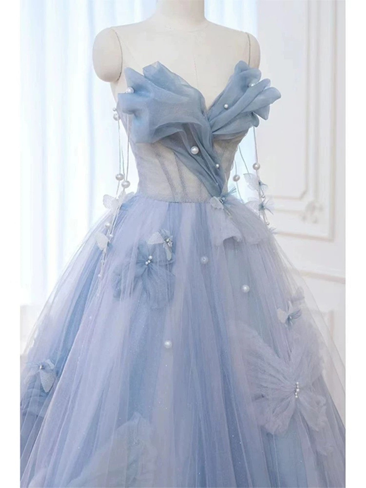 Vestido de fiesta largo de tul azul claro con escote en forma de corazón y cuentas 