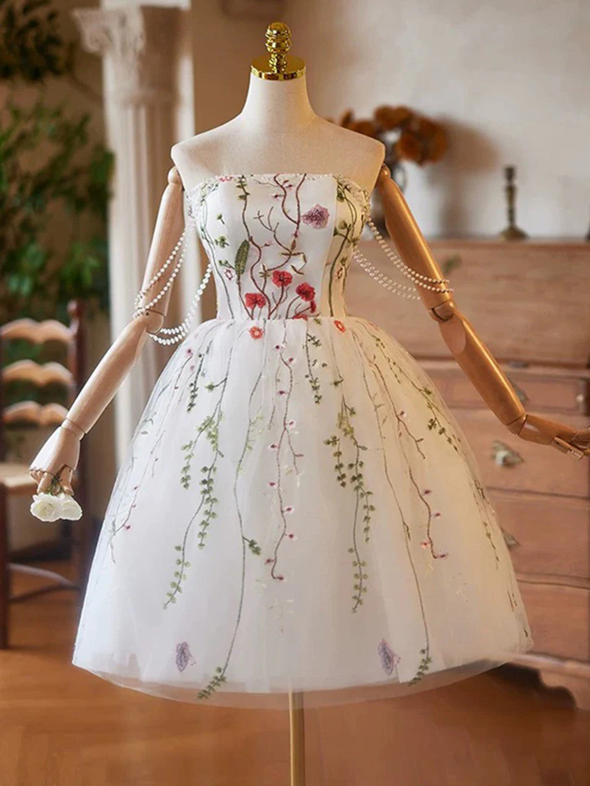 Vestido de fiesta corto de tul color marfil hasta la rodilla con escote redondo 
