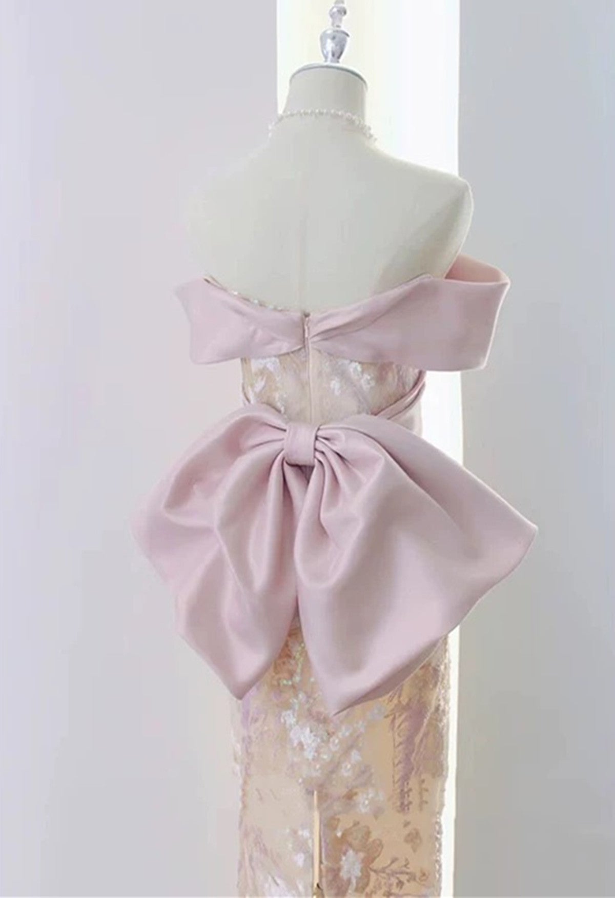 Elegante vestido de noche estilo sirena con escote corazón y hombros descubiertos 