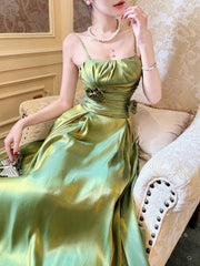 Vestido de fiesta largo de satén con tirantes verdes, corte A y abertura en la pierna 