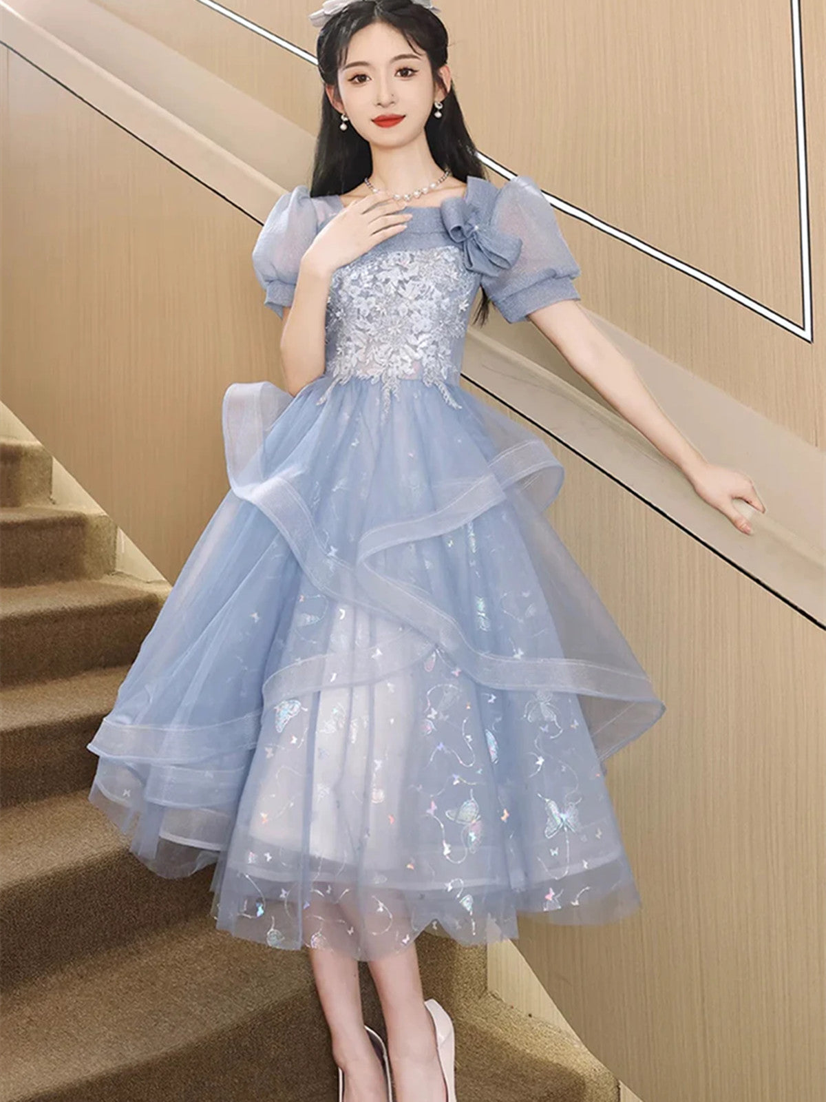 Vestido de fiesta azul claro de manga corta con encaje y largo hasta la rodilla 
