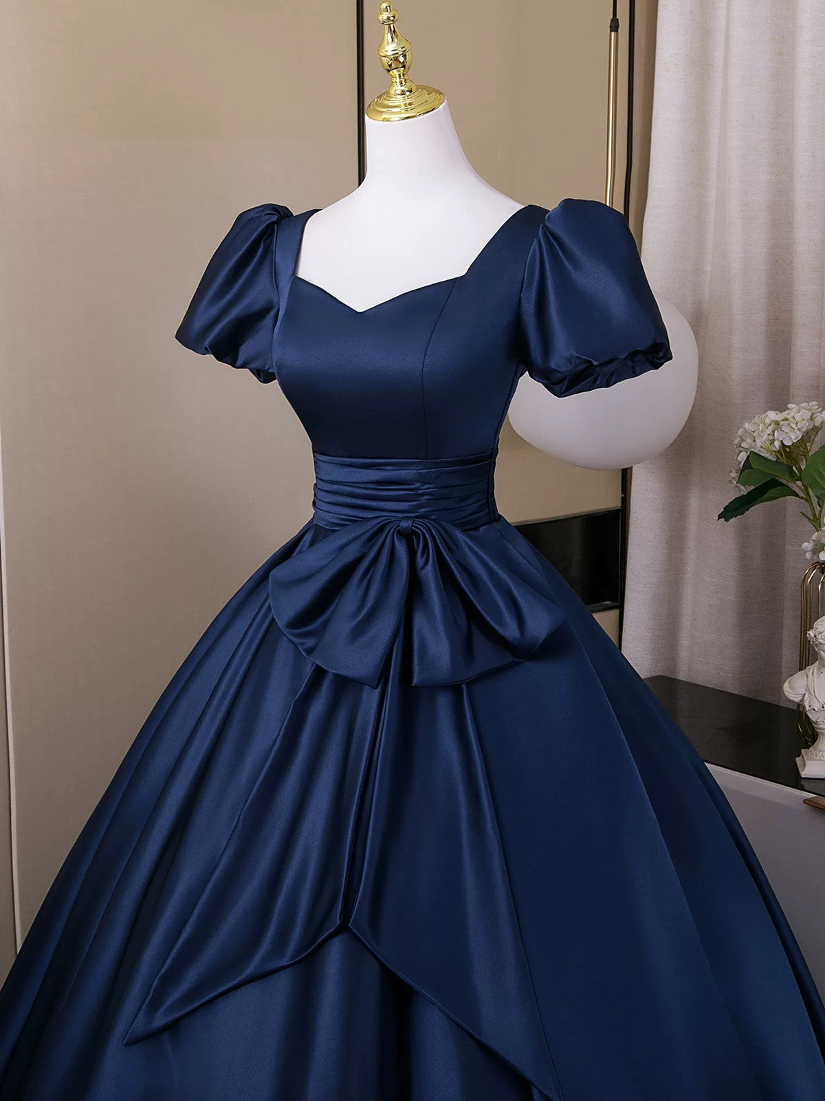 Vestido de fiesta azul marino de satén con escote en forma de A y mangas cortas 