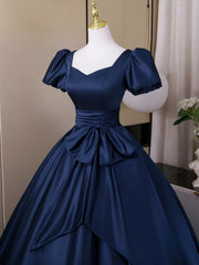 Vestido de fiesta azul marino de satén con escote en forma de A y mangas cortas 