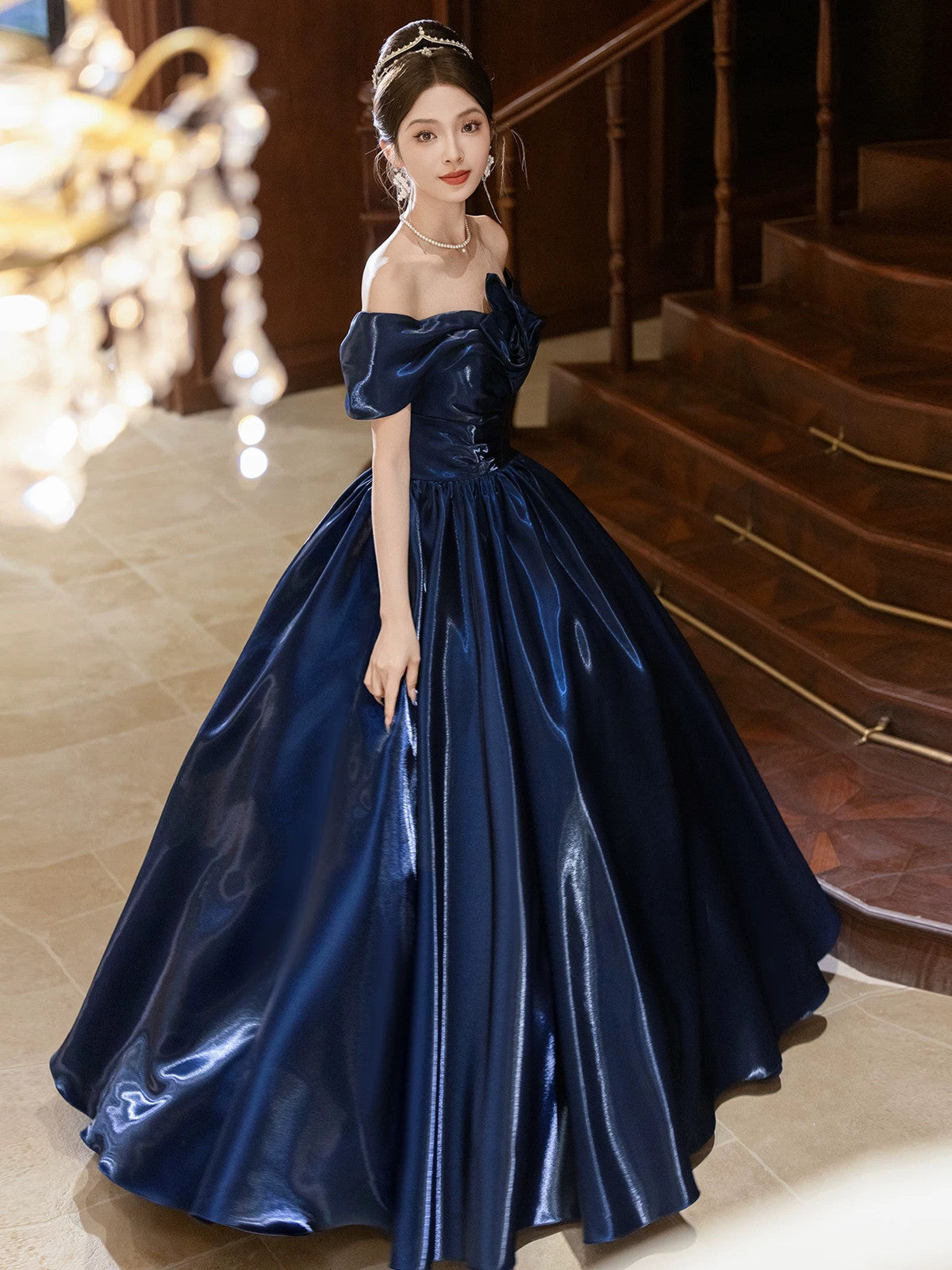 Vestido de fiesta azul marino de satén con hombros descubiertos y largo hasta el suelo 