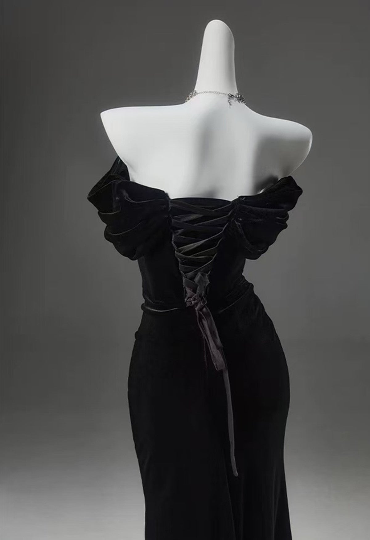 Vestido de noche largo de sirena con hombros descubiertos y terciopelo negro 