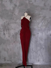 Vestido de fiesta rojo vino con cuello halter y hombros descubiertos 