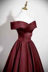 Vestido de fiesta de satén rojo vino con hombros descubiertos, corte A y largo hasta el suelo 