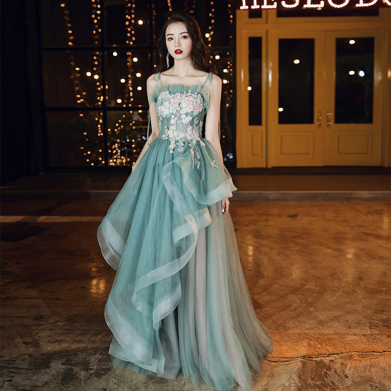 Hermoso vestido de fiesta largo con tirantes de tul verde y rosa. 