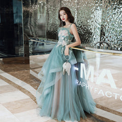 Hermoso vestido de fiesta largo con tirantes de tul verde y rosa. 