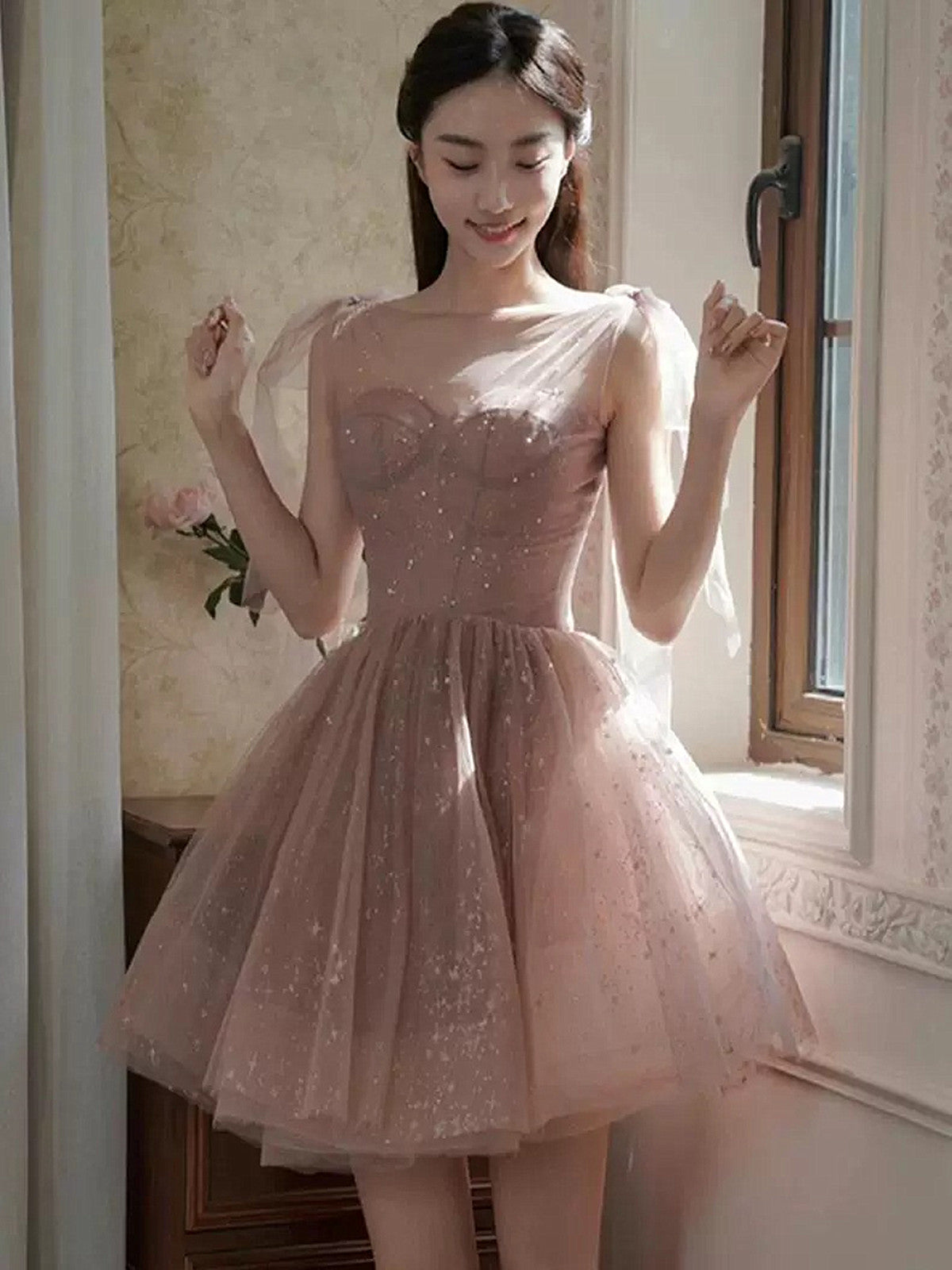 Lindo vestido de fiesta corto de tul brillante en color rosa oscuro con escote en forma de corazón 