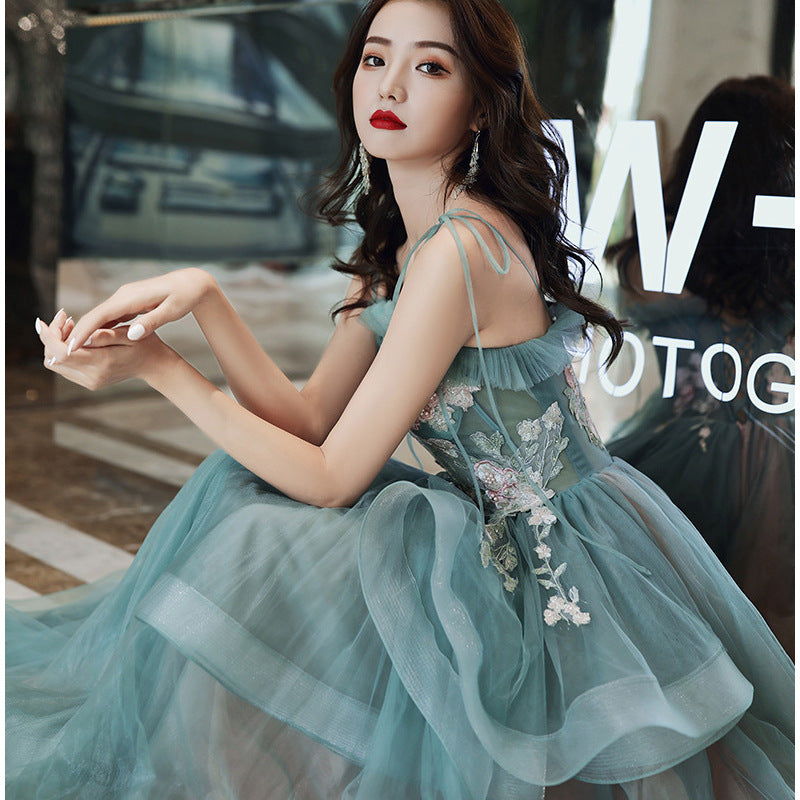 Hermoso vestido de fiesta largo con tirantes de tul verde y rosa. 