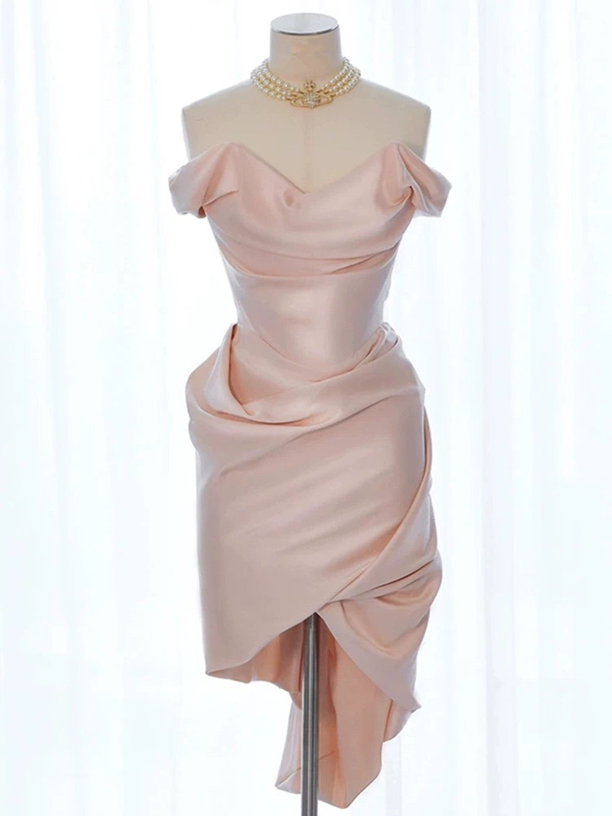 Vestido de fiesta de satén rosa con escote en forma de corazón, hombros descubiertos y corte asimétrico 