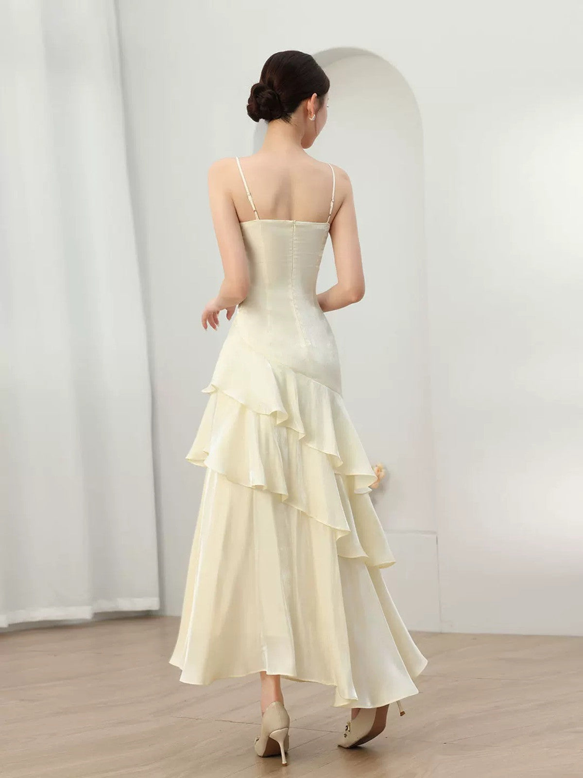Vestido formal largo con escote corazón y tirantes de satén color marfil