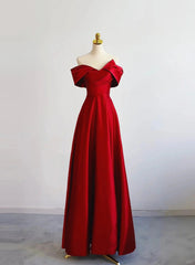 Vestido de fiesta largo con escote en forma de corazón y hombros descubiertos de satén rojo 