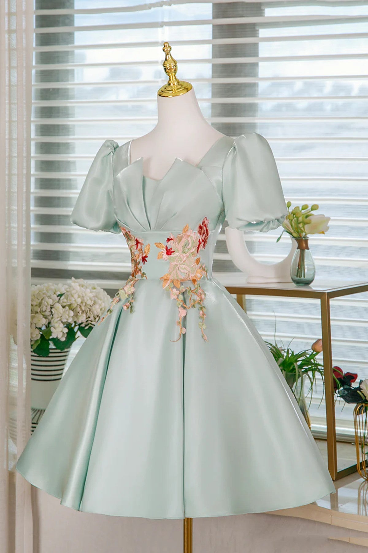 Vestido de fiesta de satén verde con corte en A y mangas cortas y flores 