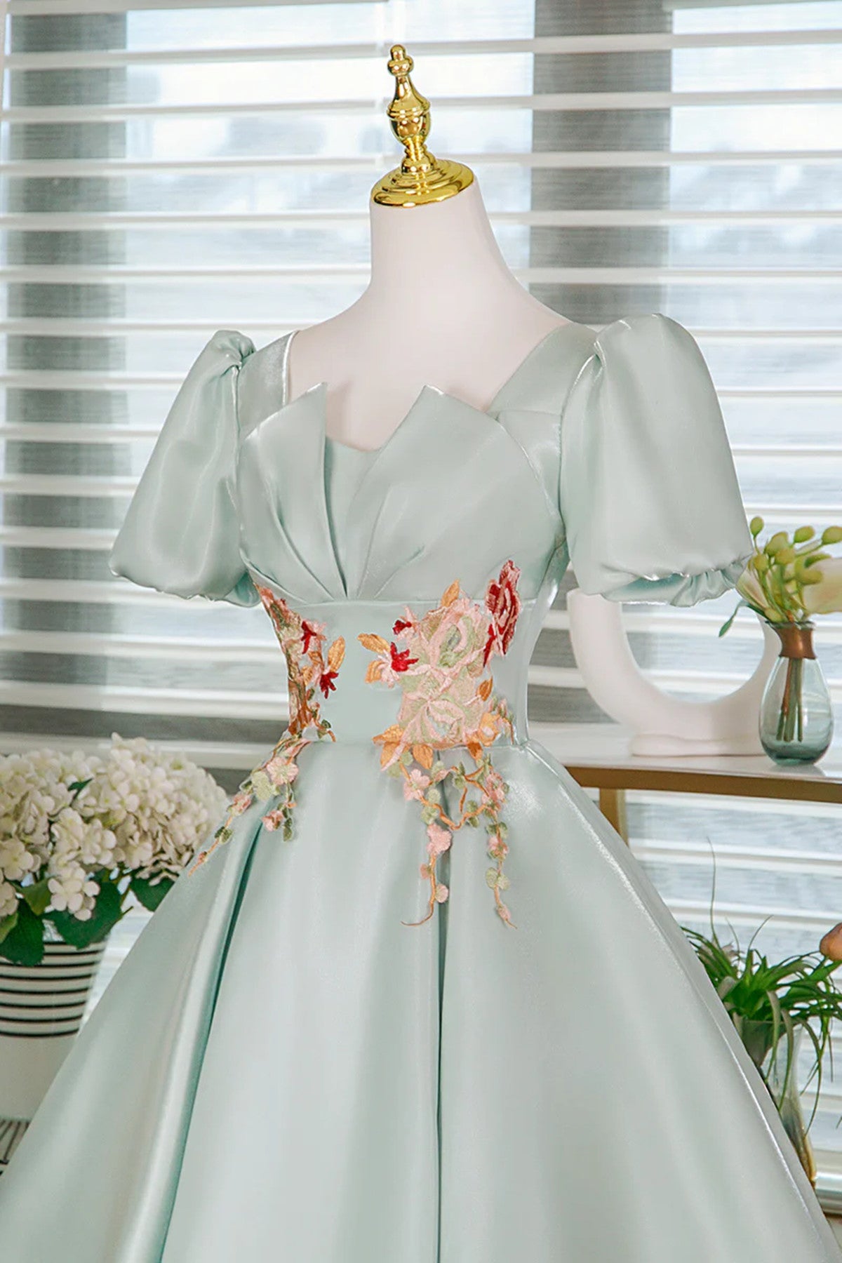 Vestido de fiesta de satén verde con corte en A y mangas cortas y flores 