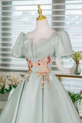 Vestido de fiesta de satén verde con corte en A y mangas cortas y flores 