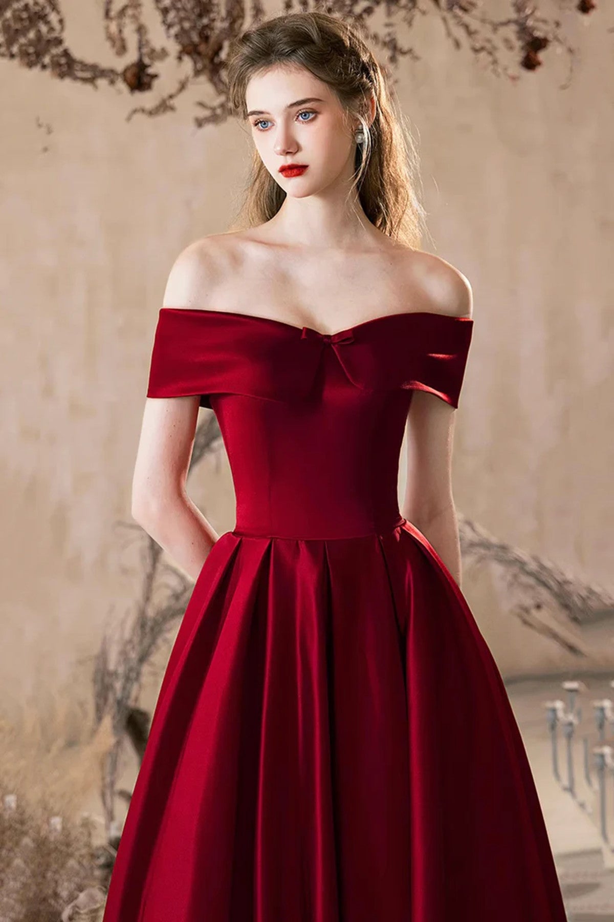 Vestido de fiesta rojo vino con corte A, hombros descubiertos y largo hasta el suelo 