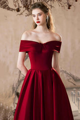 Vestido de fiesta rojo vino con corte A, hombros descubiertos y largo hasta el suelo 