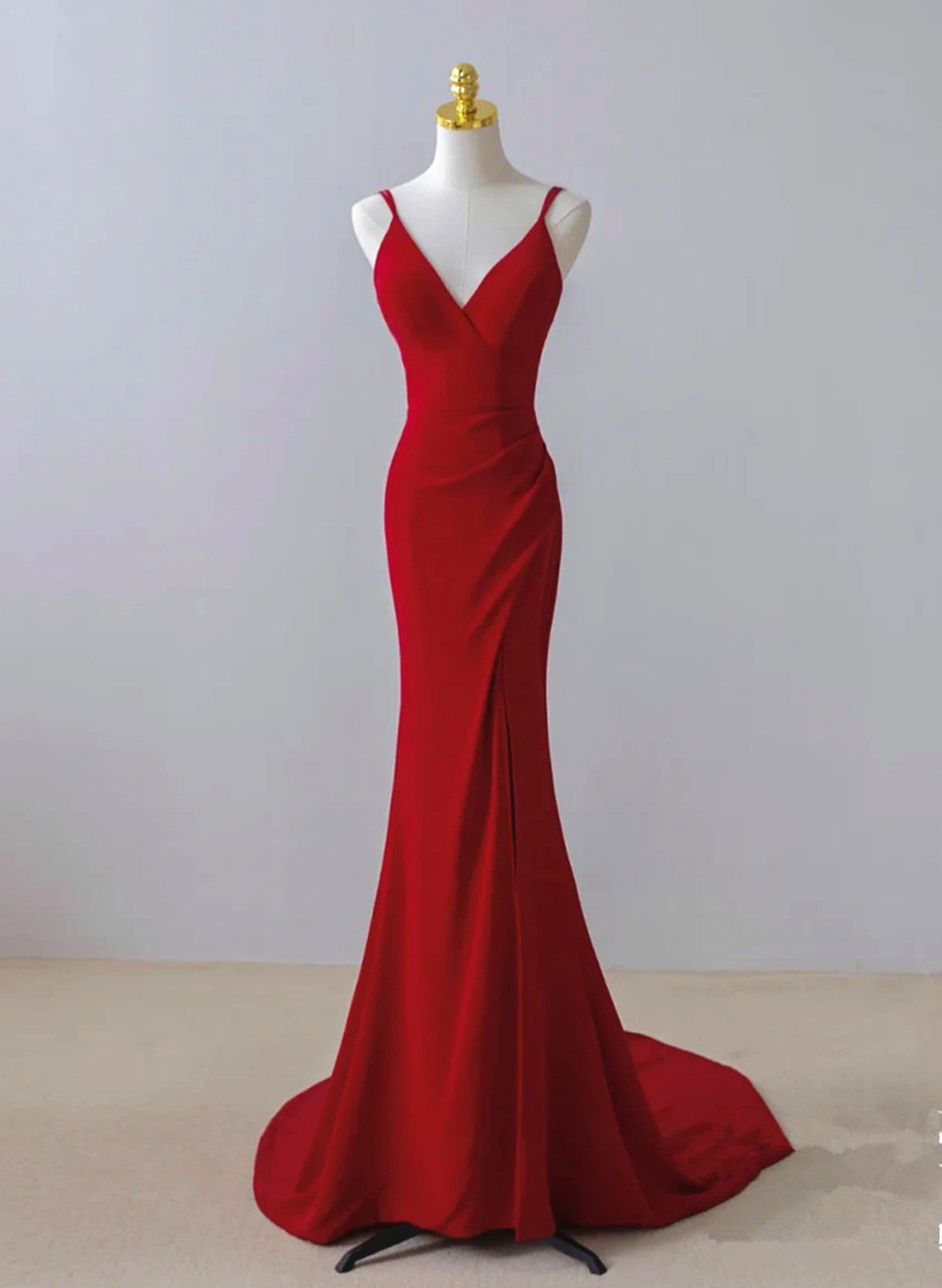 Hermoso vestido de noche largo con tirantes de sirena en color rojo y abertura en la pierna 