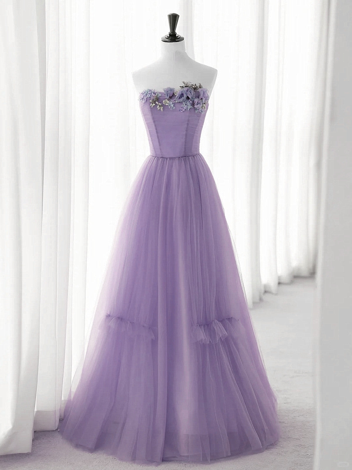 Vestido de fiesta morado claro de tul con flores en forma de A 